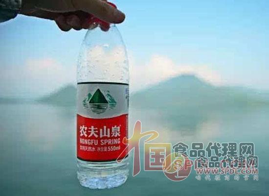 2元/瓶，农夫山泉纯净水已开卖，钟睒睒曾称纯净水对人的健康无益！激战“瓶中水”，送水站老板：娃哈哈这两个月订的人不少