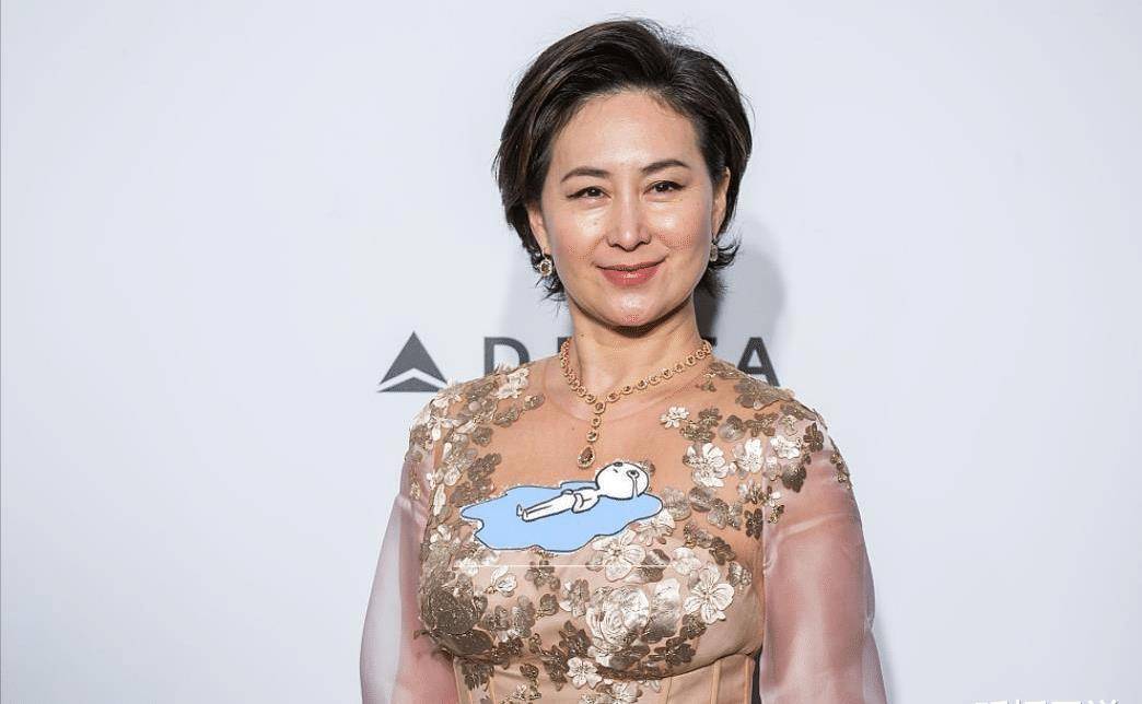 何超琼为何把C位让给胞妹何超凤？