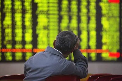 券商板块跳水走低，东方财富一度大跌近9%，光大证券等下挫