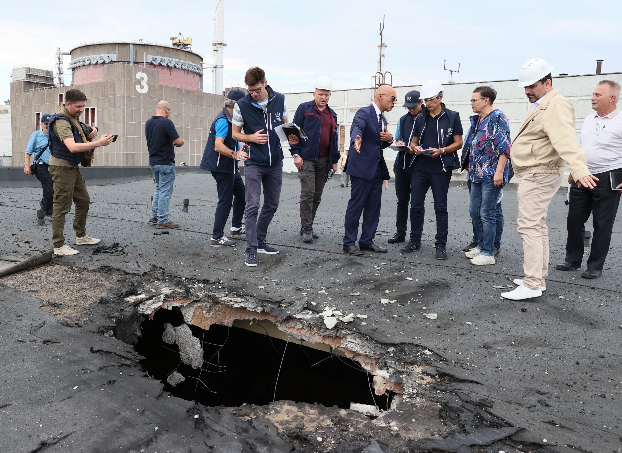 乌克兰称袭击俄机场，击中存放制导航空炸弹仓库！泽连斯基：“尽快公正结束战争”是乌主要需求