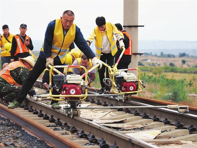 大秦铁路：9月23日高管温敬增持股份合计9000股