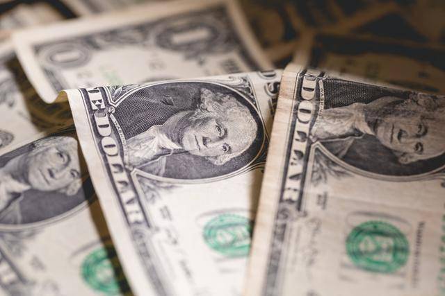 张裕Ａ高管肖震波减持2.5万股，减持金额59万元