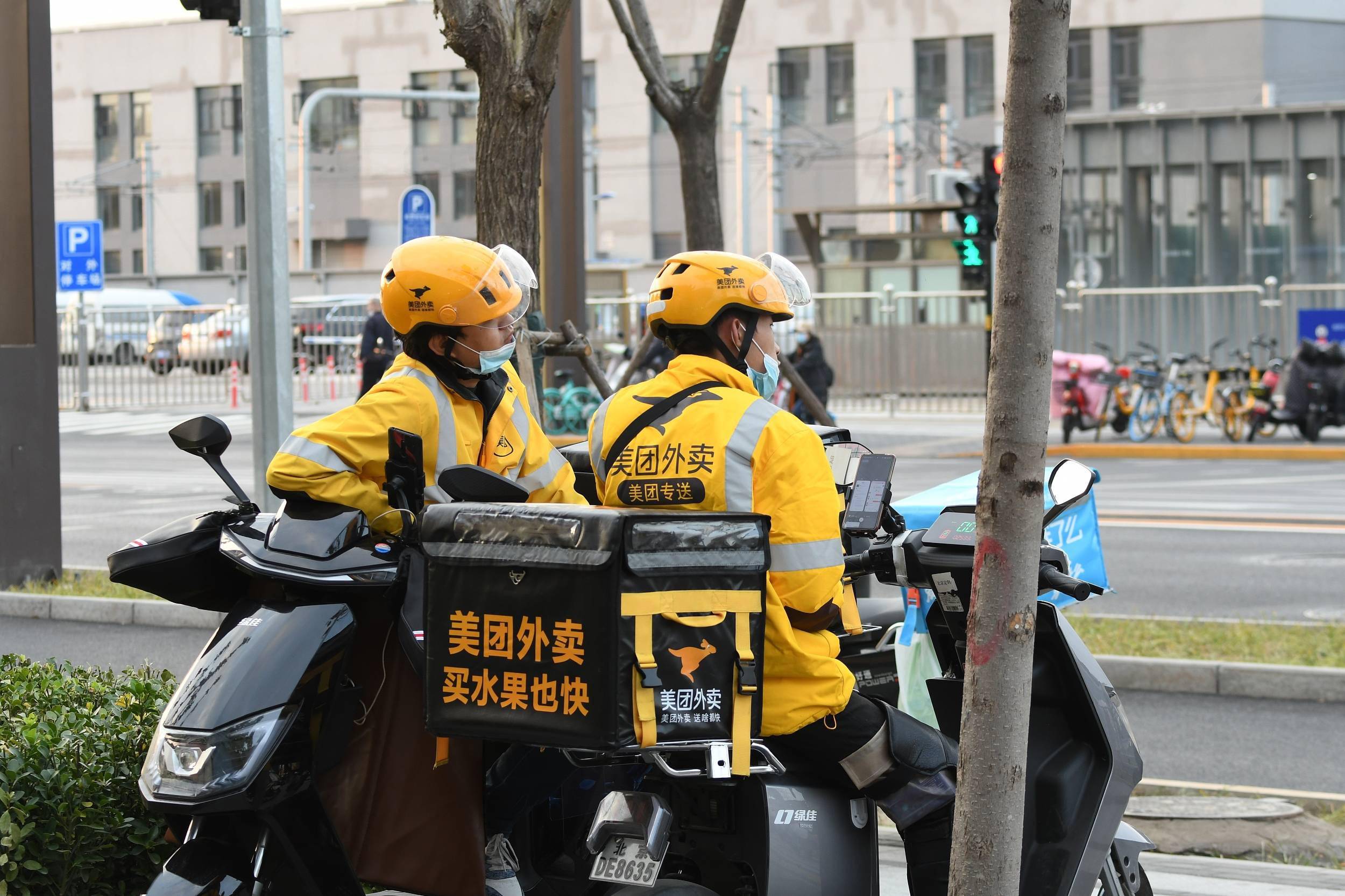 飞凯材料董事宋述国减持10万股，减持金额165万元