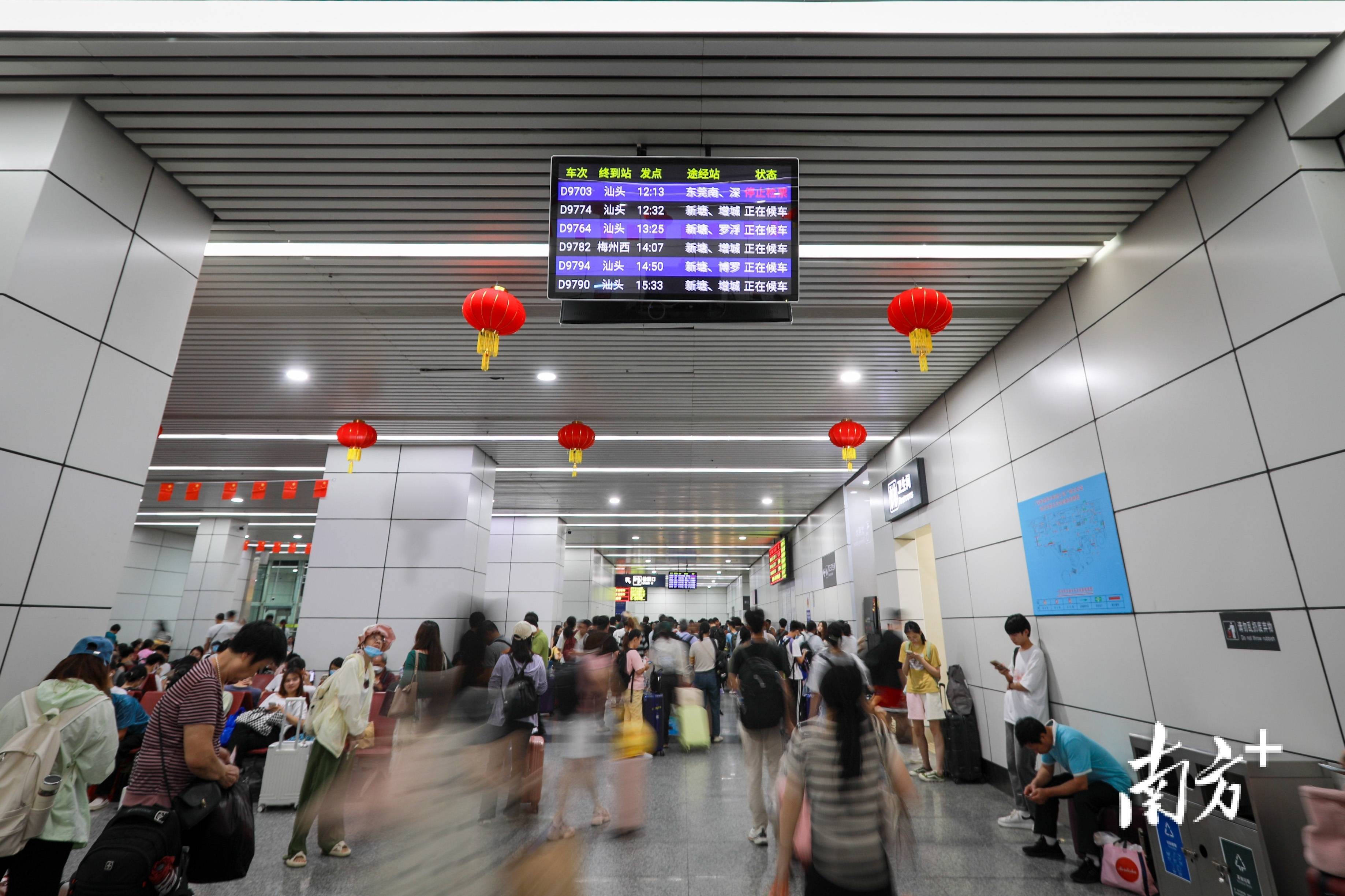 广西梧州铁路迎来春节假期返程客流高峰