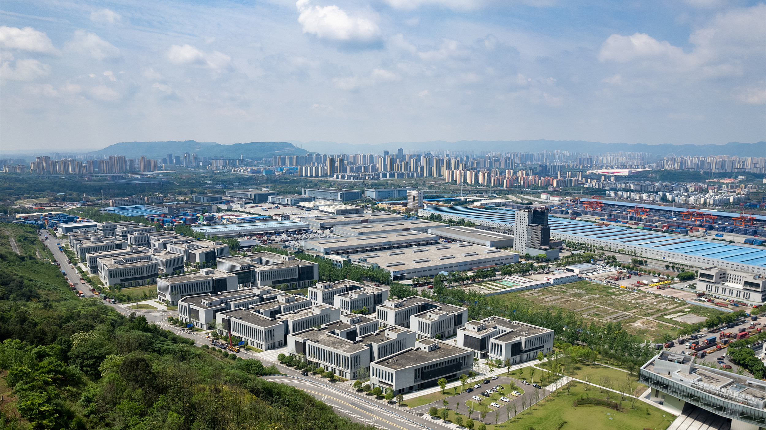 越秀服务2024年稳中有增：多业态拓展在管面积增长6% 中标多个国家级战略工程项目