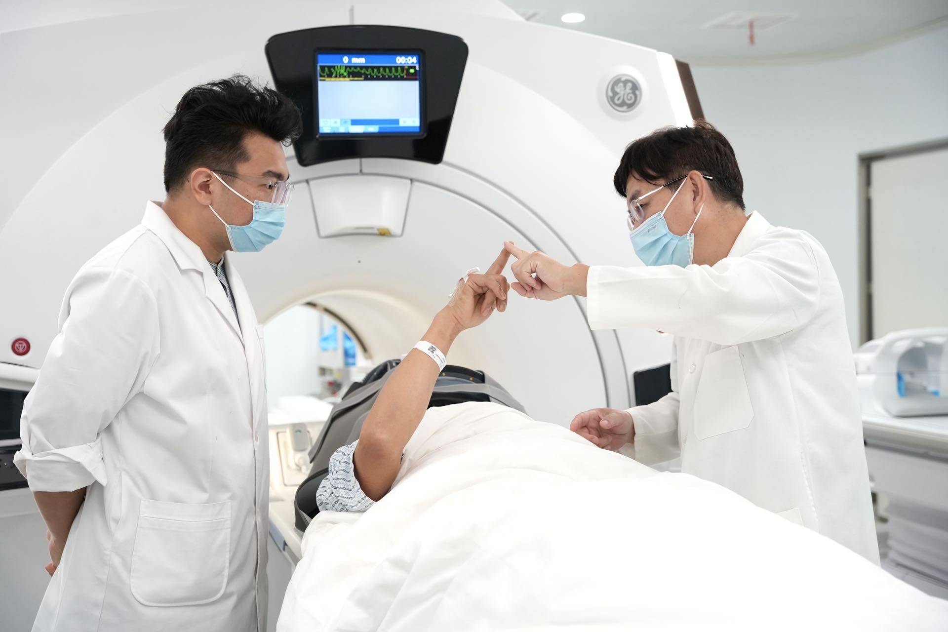 新华全媒+｜世界帕金森病日：科技照亮治疗之路