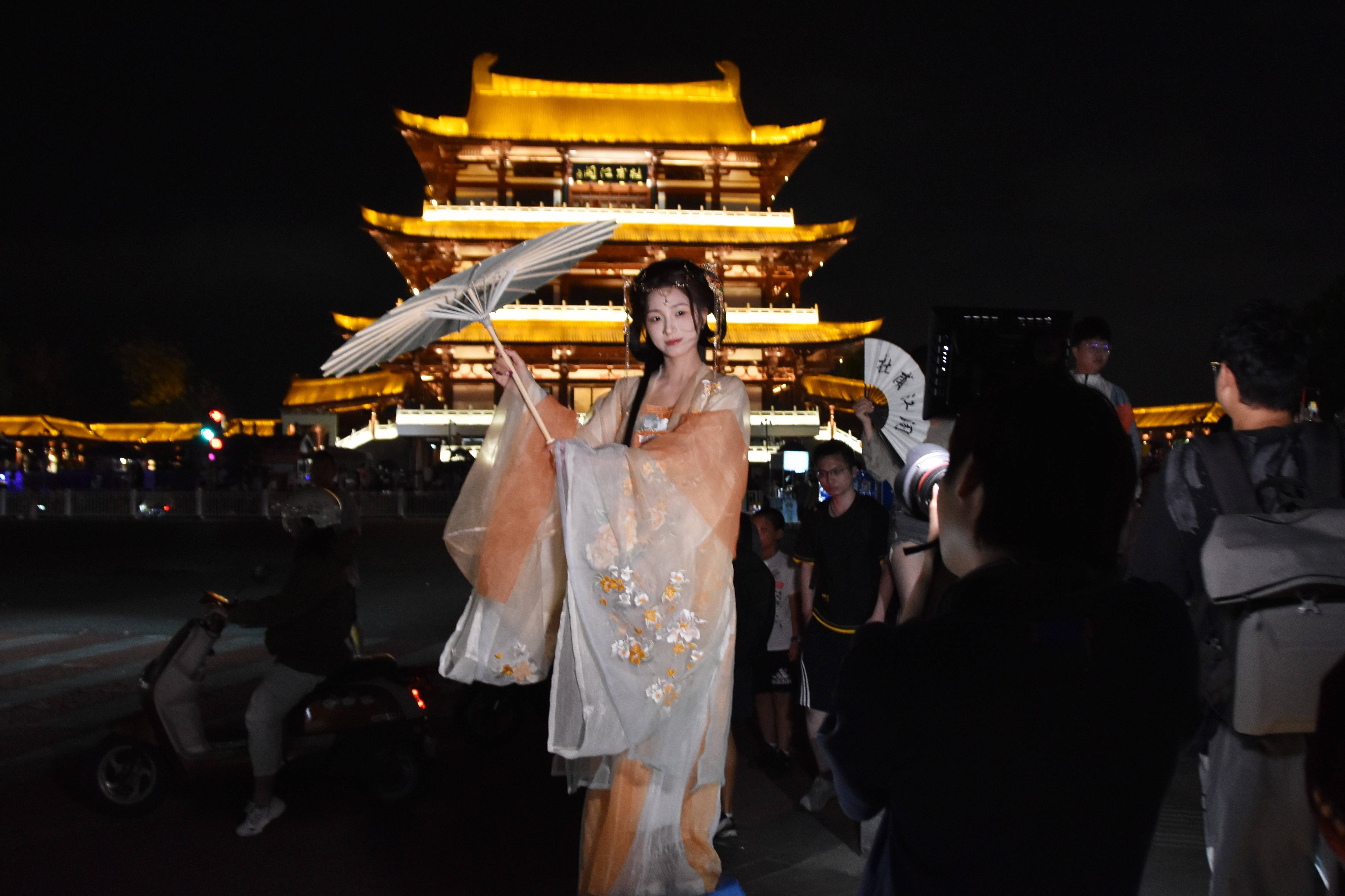 假日文旅热凸显中国消费潜力