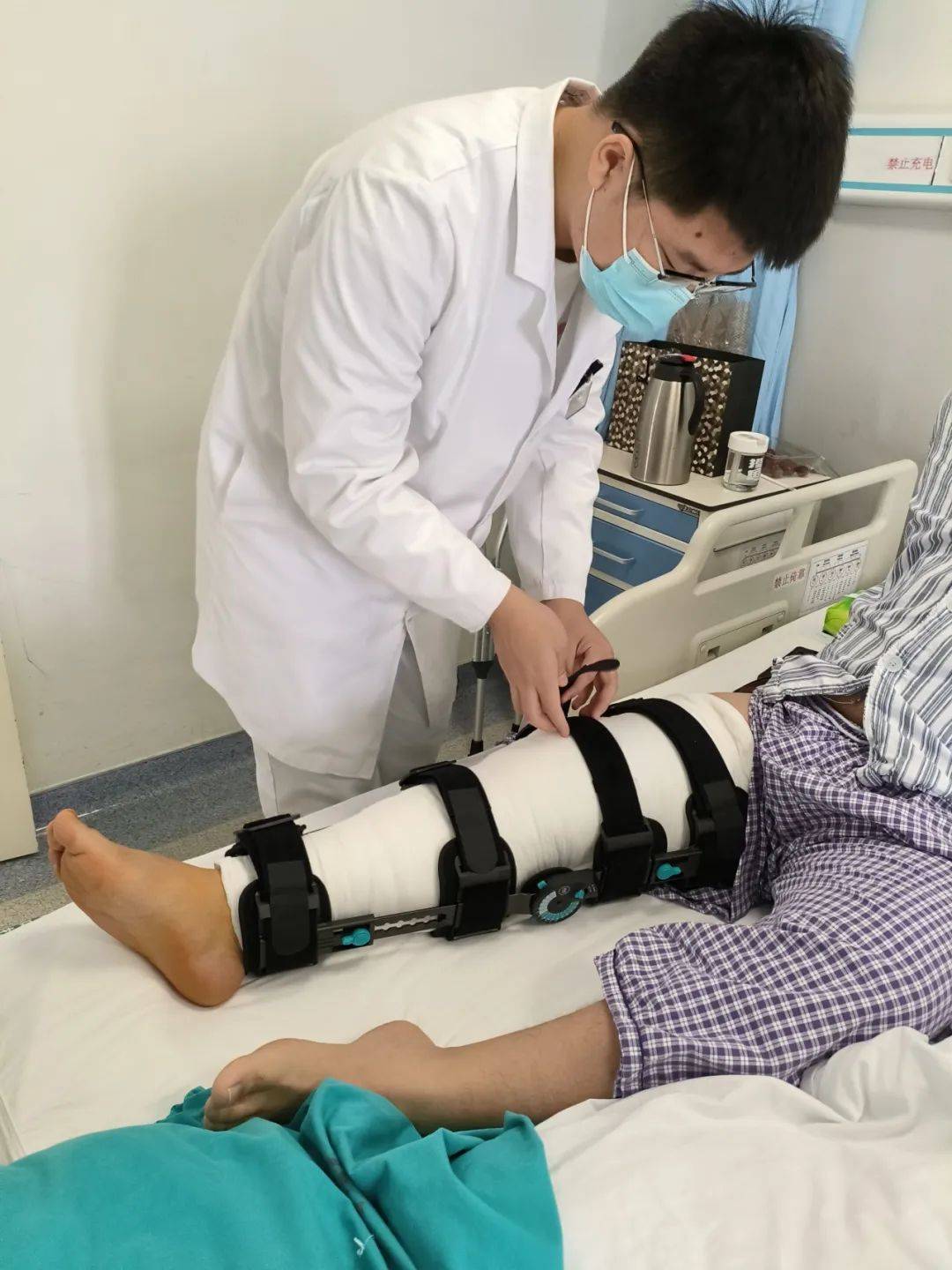 探访急诊重症监护室“00后”男护士日常护理工作