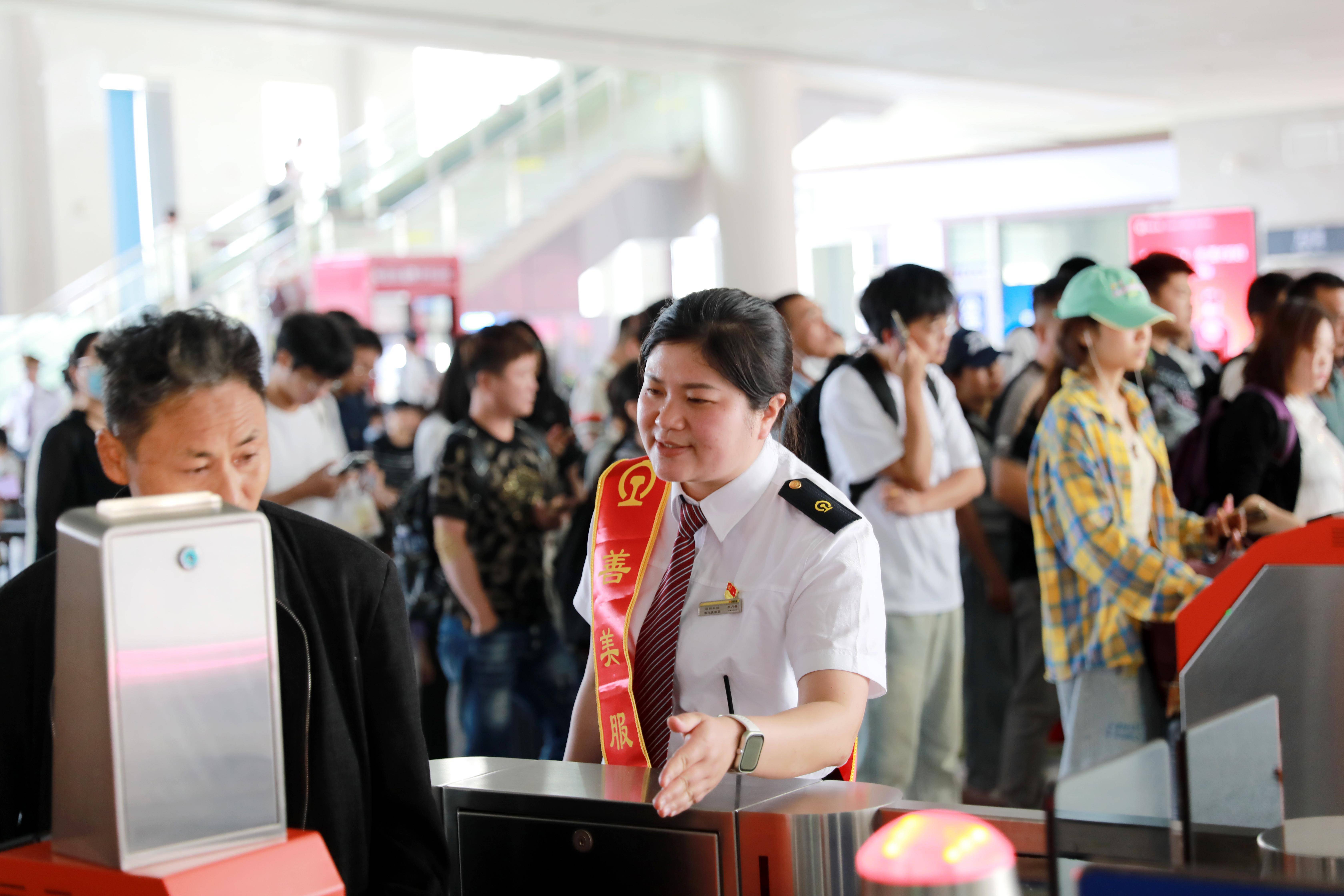 创新高！前4月全国铁路发送旅客同比增5.9%