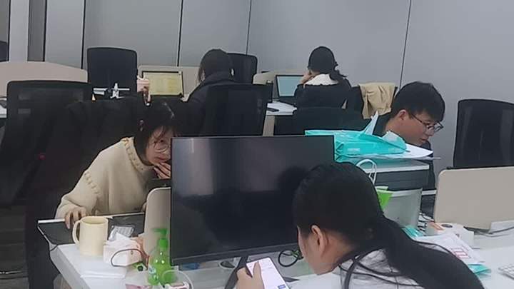 【财说明白】为何有时看直播觉得衣服“很好看”,但到手就想退?