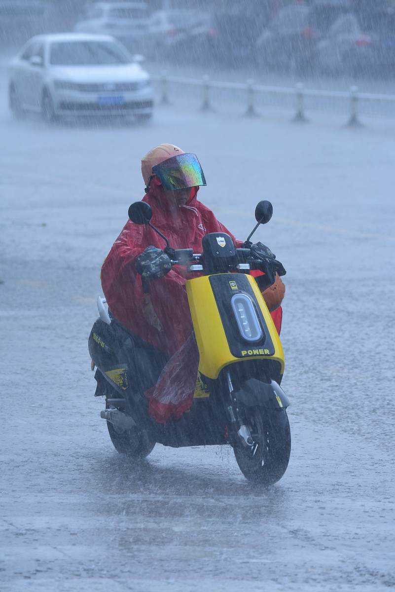 中央气象台6月1日10时发布暴雨蓝色预警