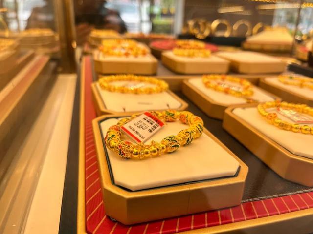 金价高企催生铂金“平替” 部分商家转战新赛道