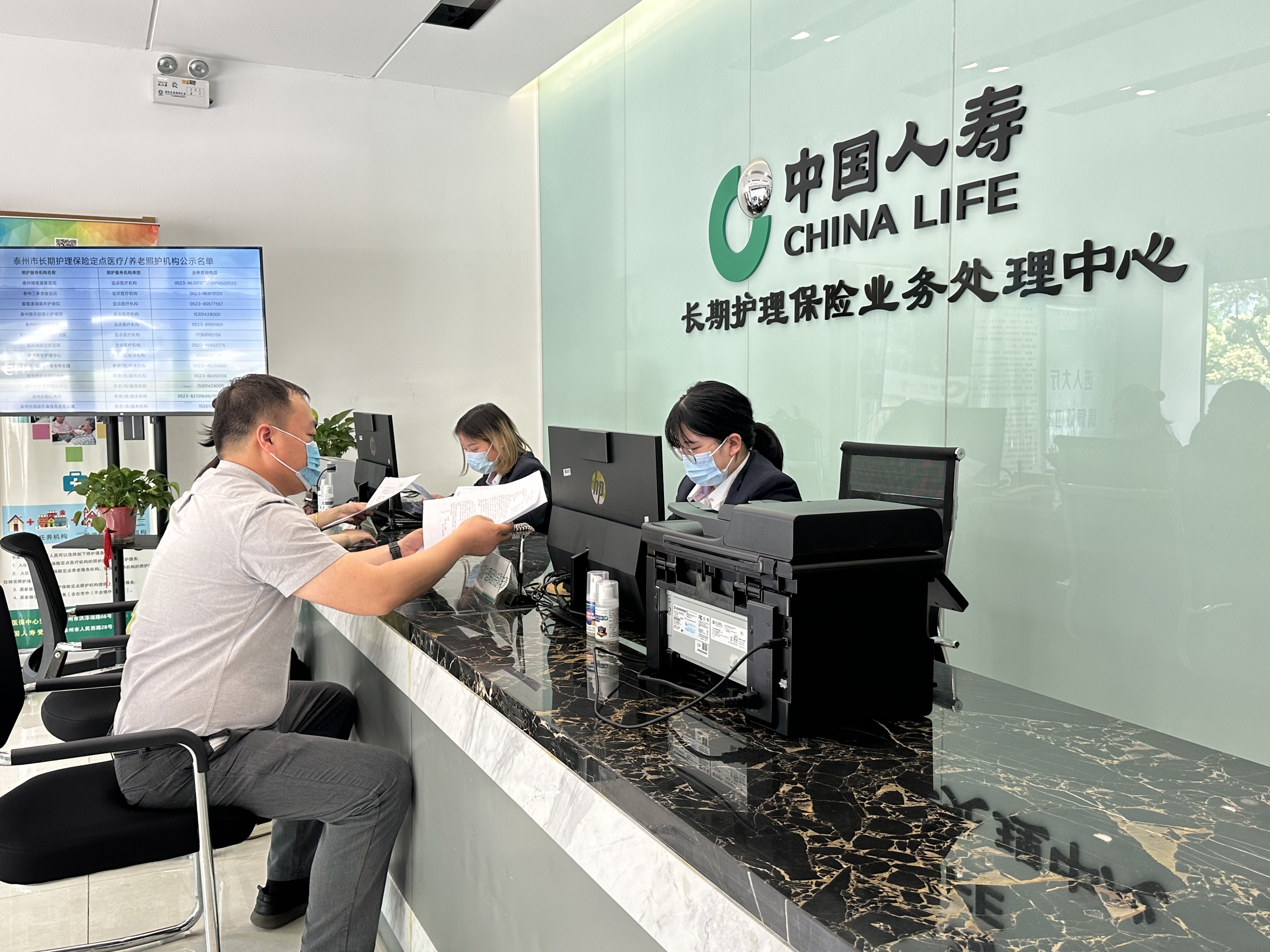 央行等六部门：鼓励金融机构研发符合参加人养老需求、具有长期限特征且具有一定收益率的个人养老金专属产品