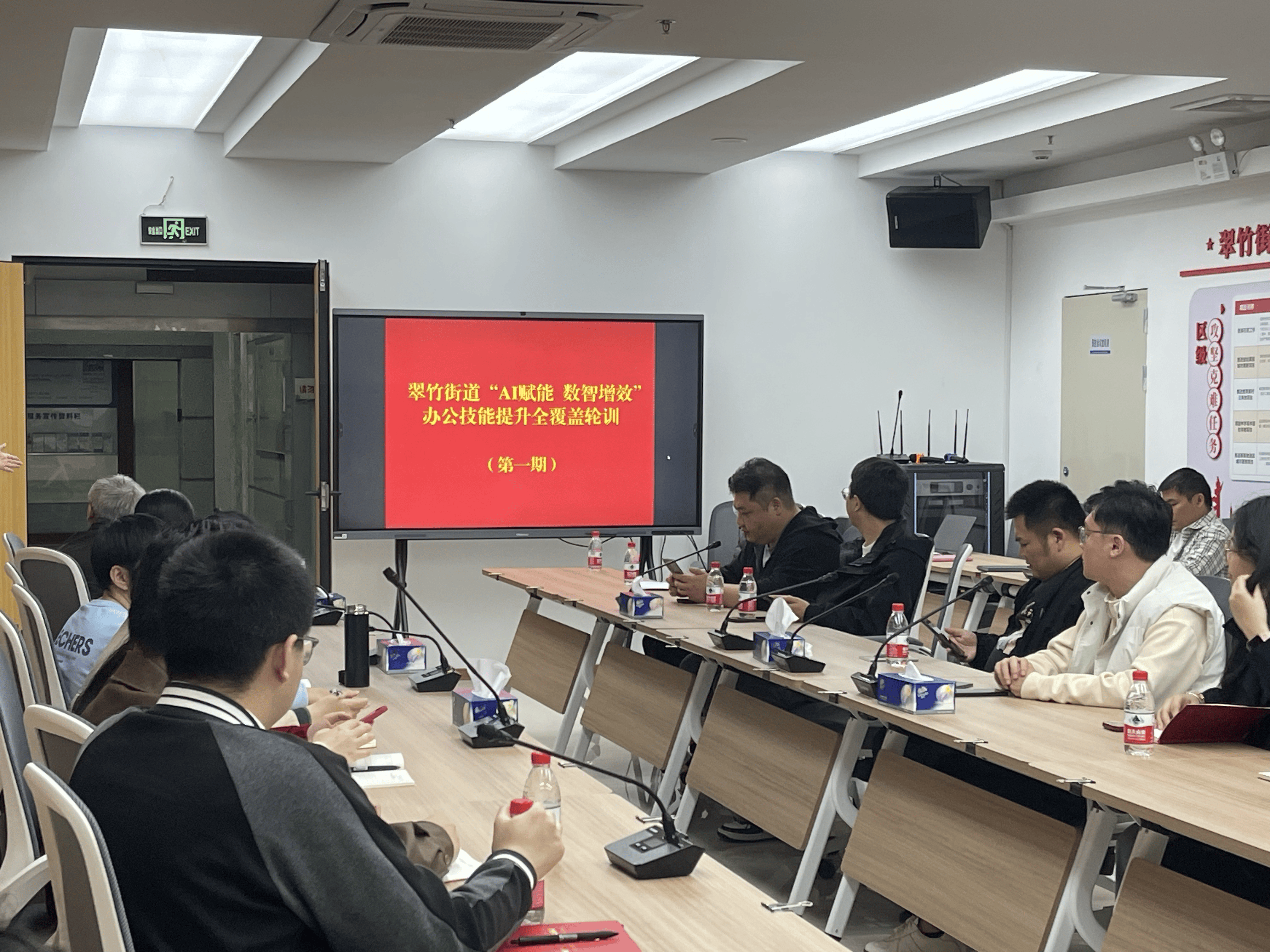 超聚变:推出首个授权接入人民网知识库和AI审校算法的智能政务办公一体机