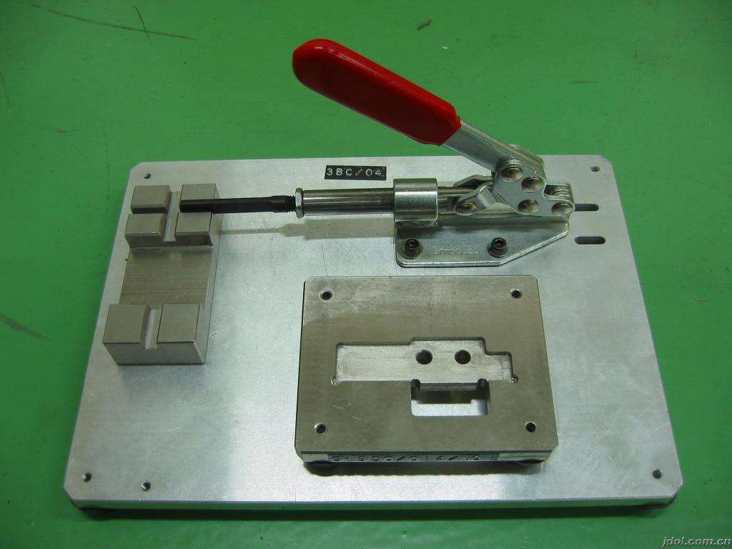 福立旺获得实用新型专利授权：“一种便于模具更换的机内侧推治具”