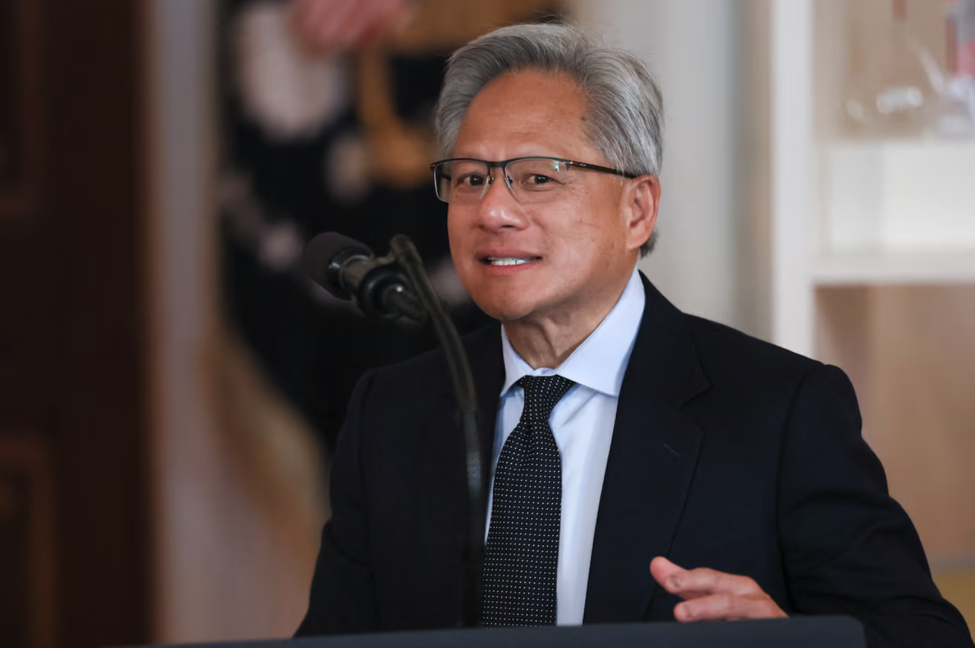 向4万亿美元市值迈进！拿回市值第一宝座后，英伟达股价再创新高！黄仁勋又卖了超3亿元