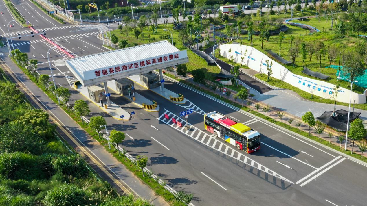 “车路云一体化” 让“聪明车”跑上“智慧路”