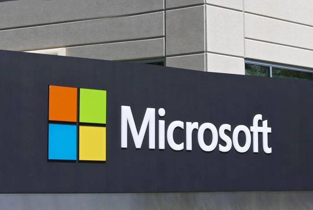 马斯克宣布“美国党”成立；最高70%！特朗普称8月实施新关税；微软拟裁员约9000人；列车滞留男子砸窗通风，官方通报丨每经早参