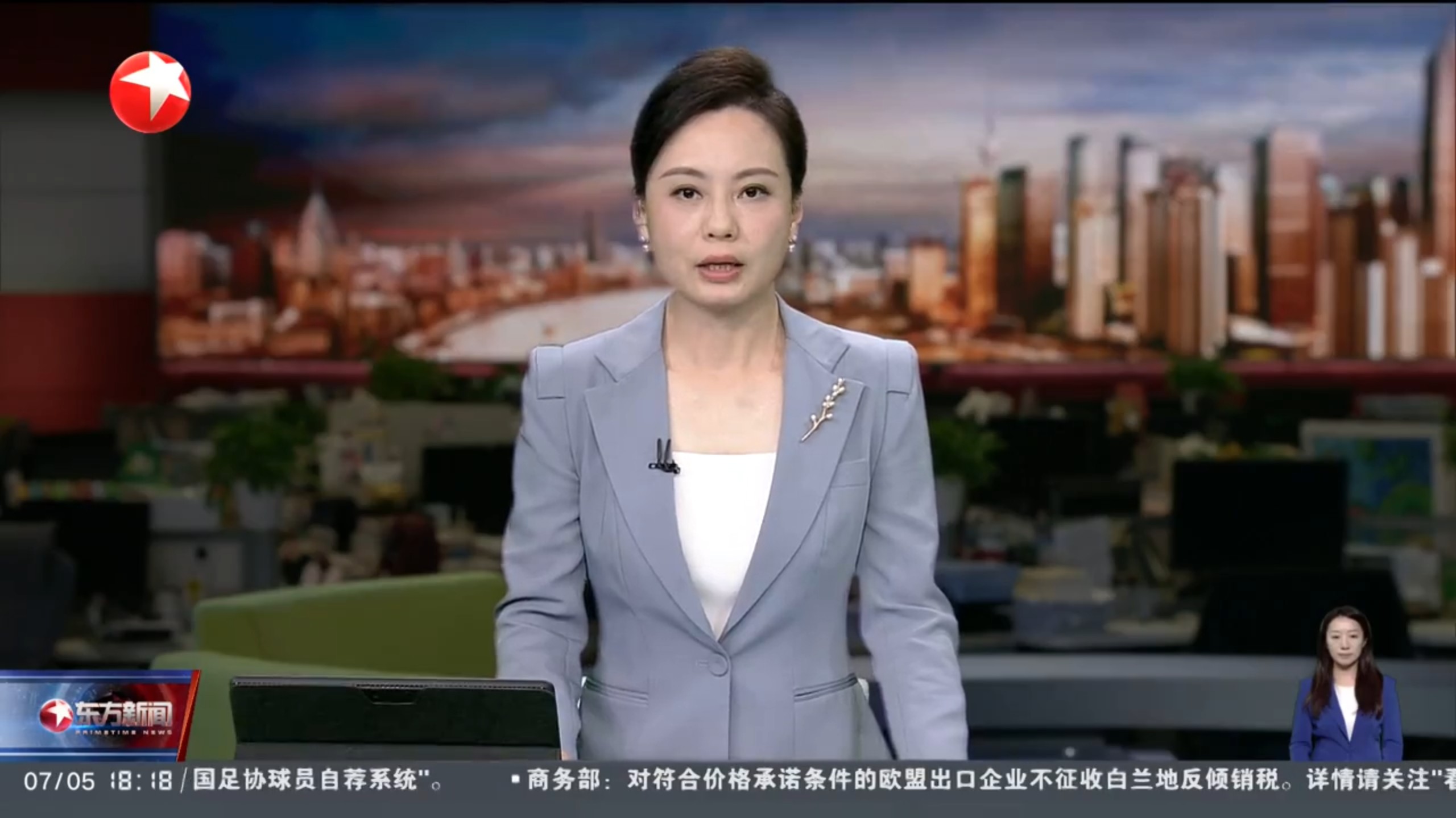 列车脱线滞留、男子砸窗通风！官方通报详情→