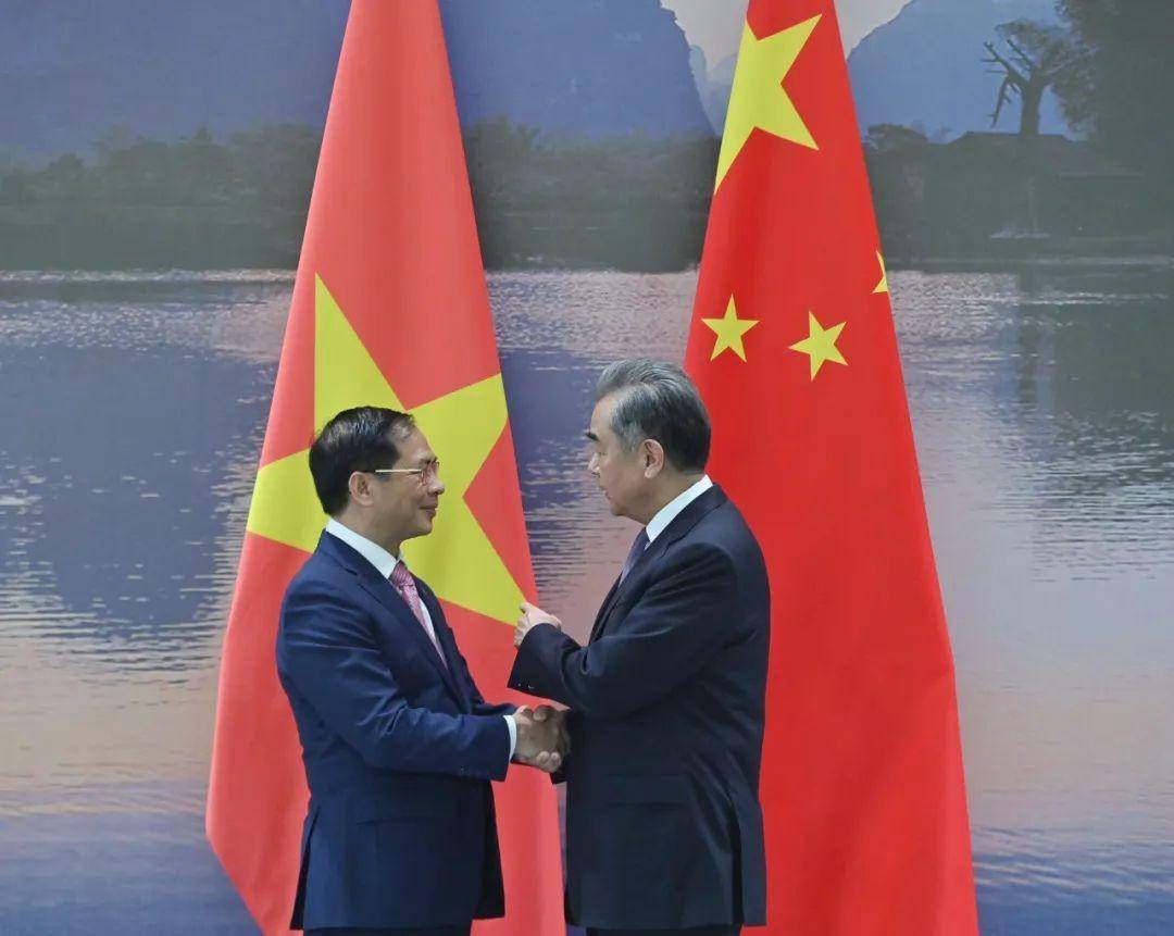 王毅会见越南副总理兼外长裴青山