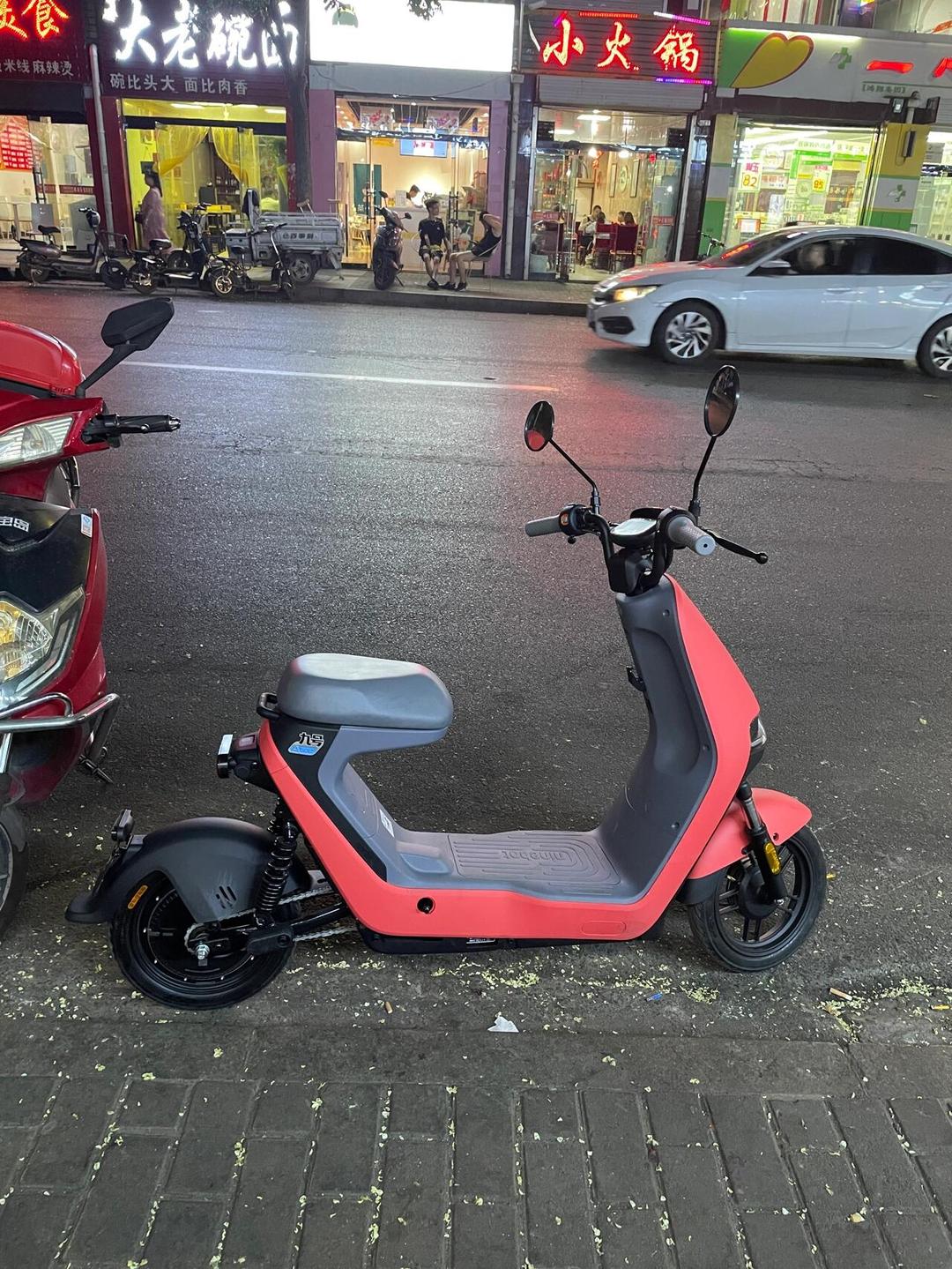 爱玛科技联名黄油小熊发布新品电动两轮车