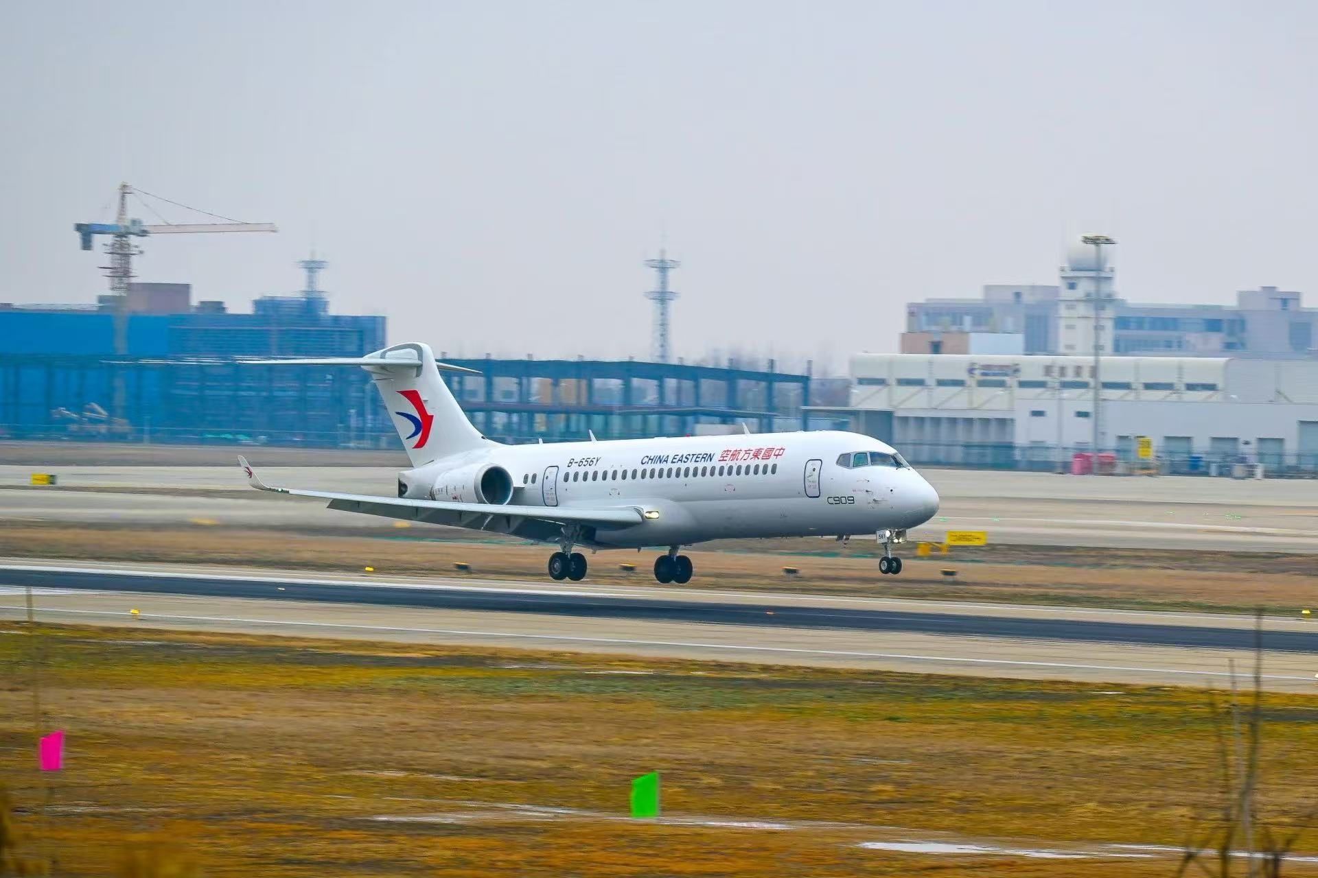 暑运过半民航旅客创历史新高，但热门航线票价降幅超两成