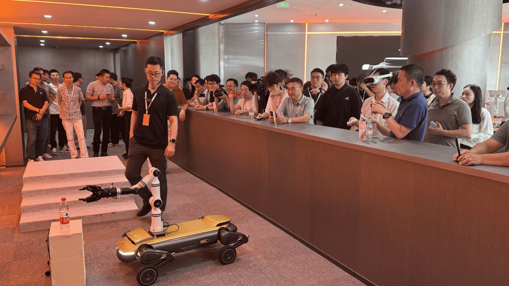 能买水、点咖啡⋯⋯24小时机器人便利店亮相北京街头：银河通用具身智能商业化破圈？