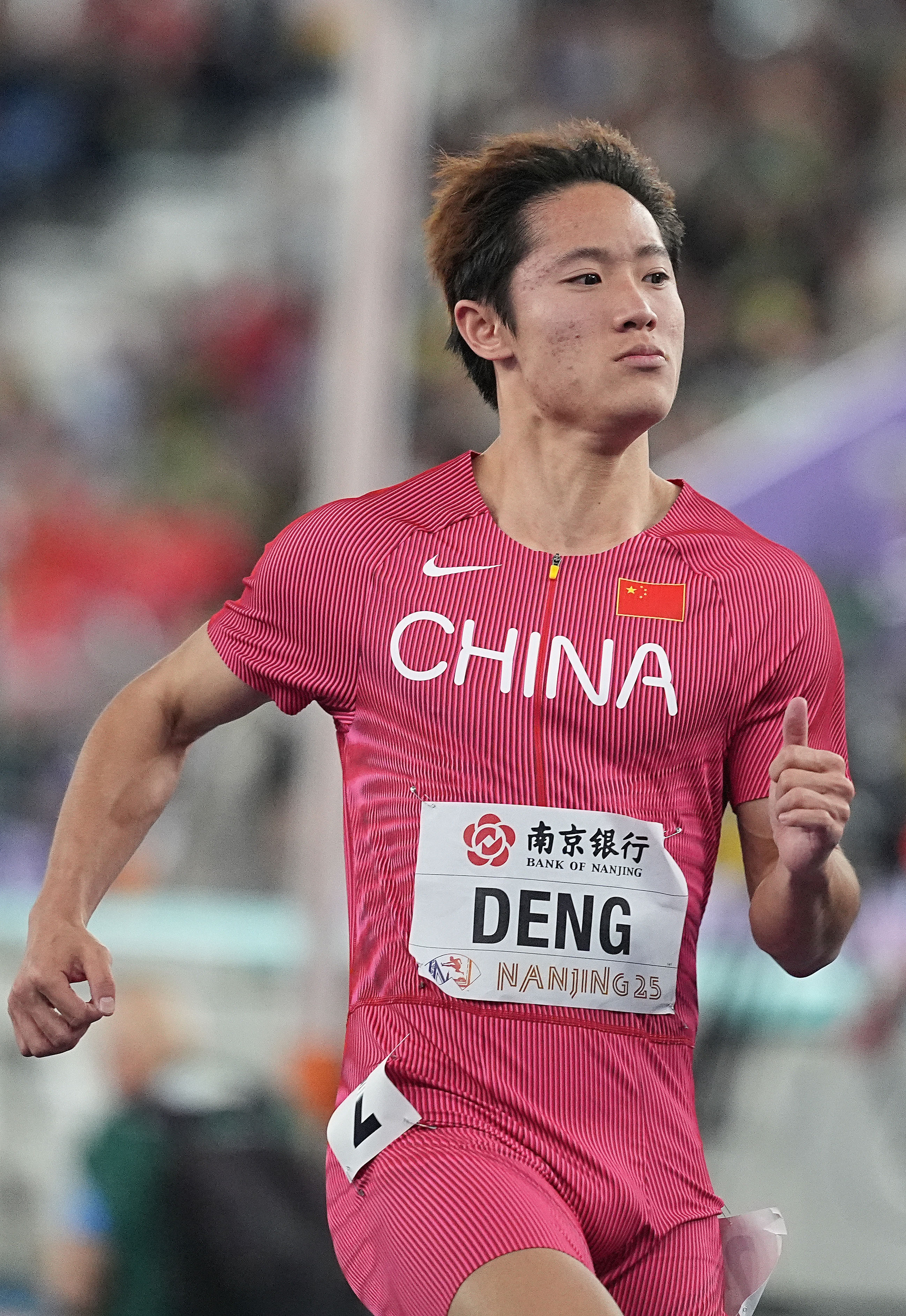 首个人形机器人“百米飞人”诞生