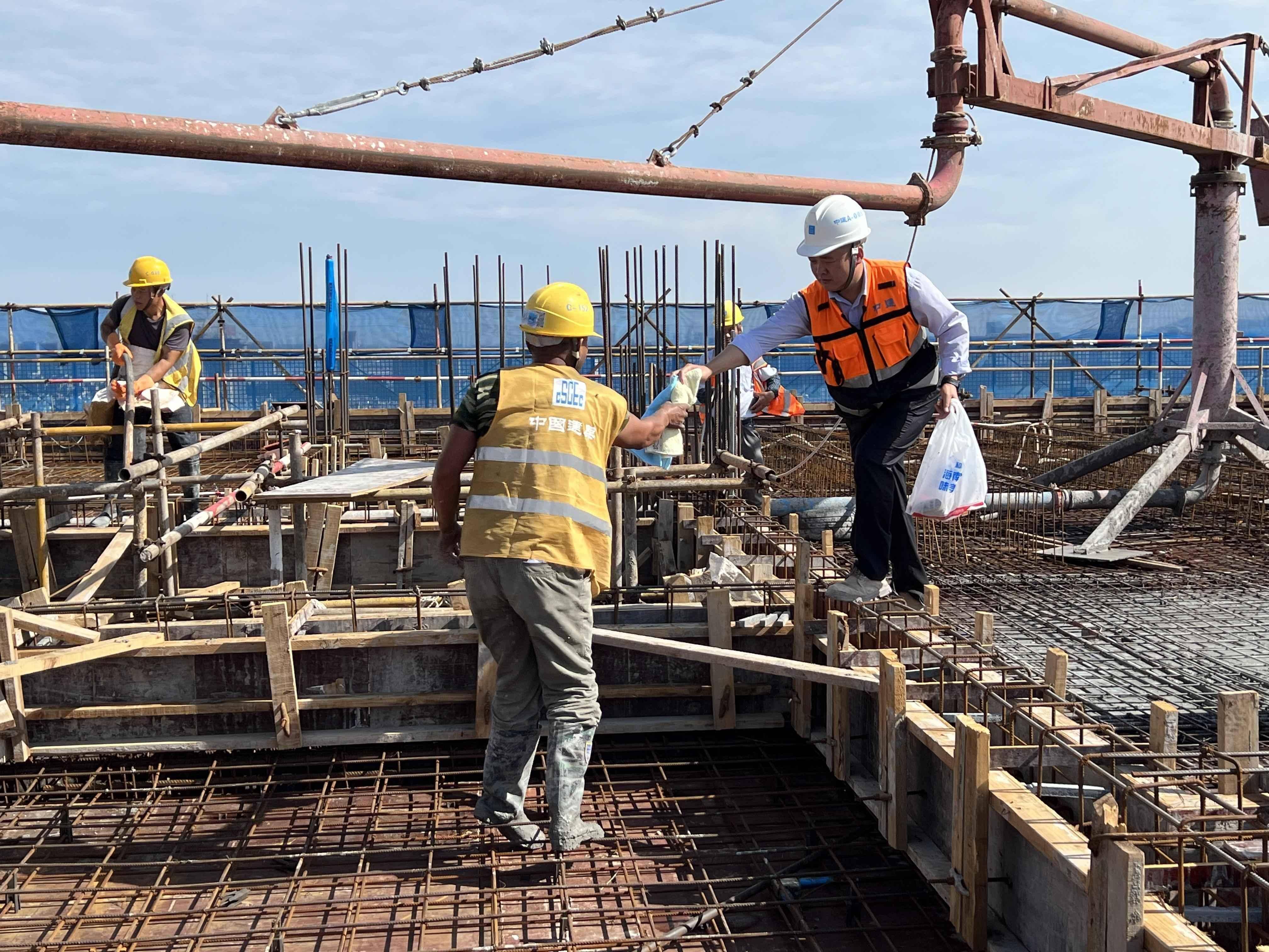 武汉新能源与智能网联汽车创新产业园主体结构全面封顶