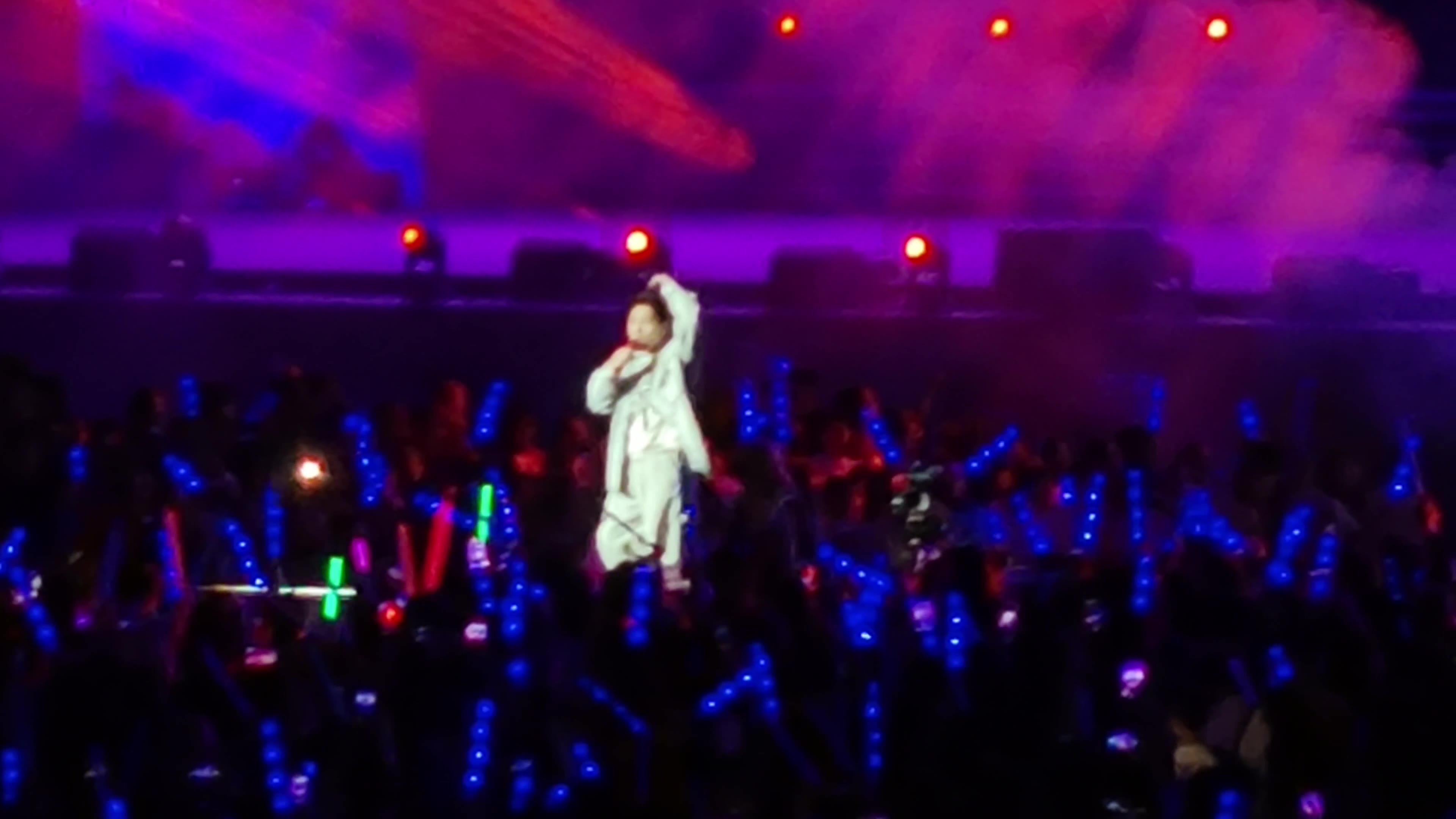 歌手杨宗纬在演唱会突发意外，摔下2米高舞台，被救护车带走，主办方道歉，工作人员：扭伤了腰，人在医院