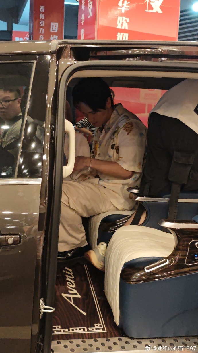 歌手杨宗纬在演唱会突发意外，摔下2米高舞台，被救护车带走，主办方道歉，工作人员：扭伤了腰，人在医院