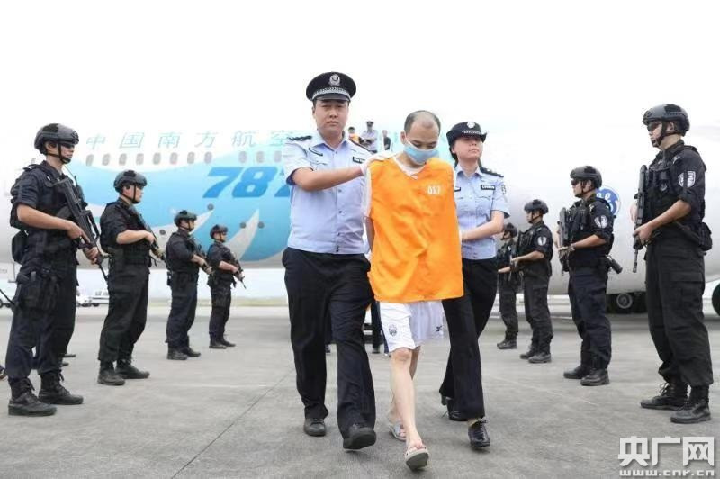 重大职务犯罪嫌疑人梁小菲被遣返回国
