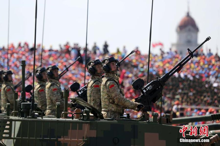 上海市民观看九三阅兵盛况