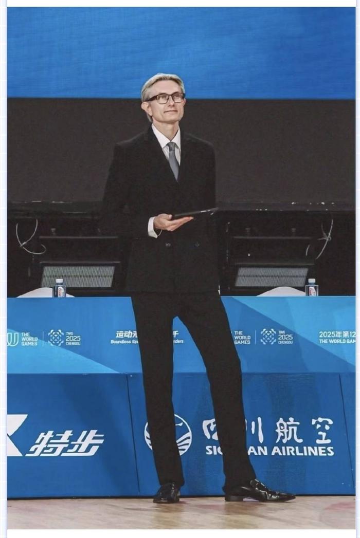 世界体育舞蹈大赛即将开赛 “九头身裁判”本月重返成都