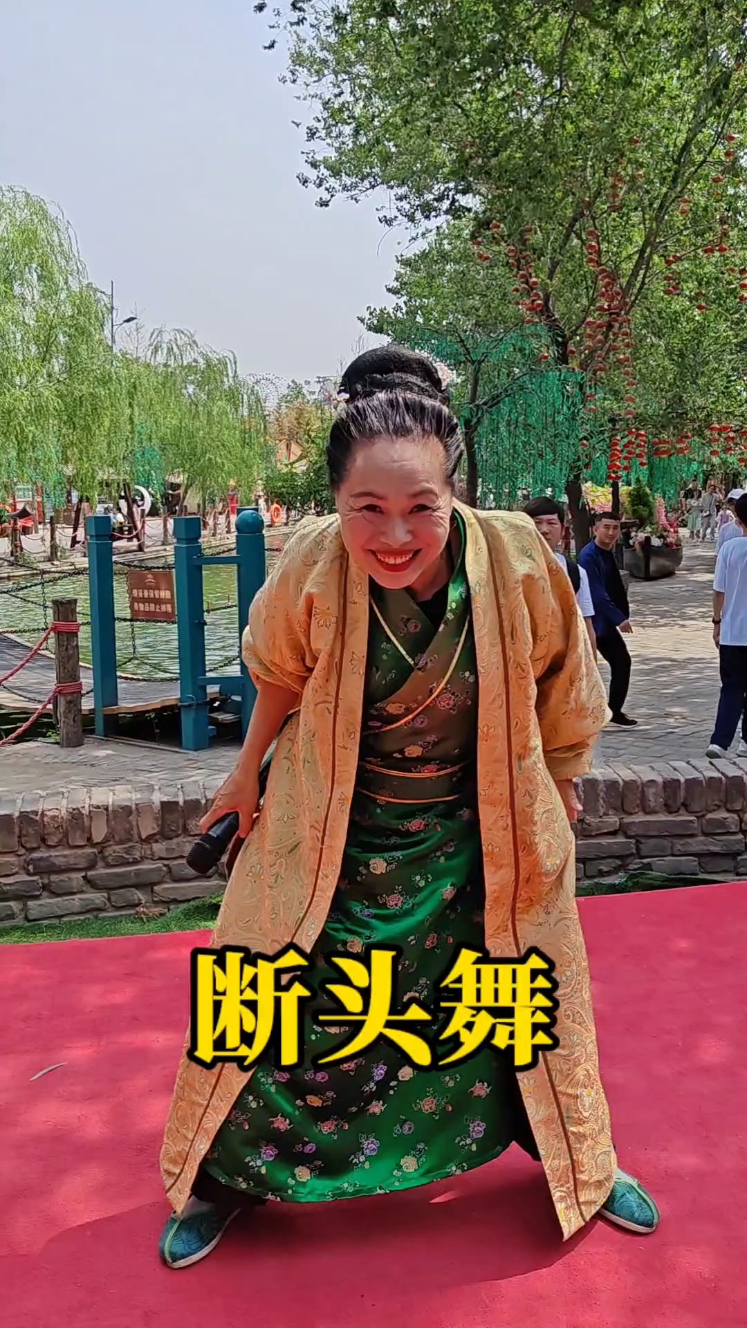 不靠名胜！开封万岁山用2000名“戏精”造了一座“情绪富矿”，半年入6亿