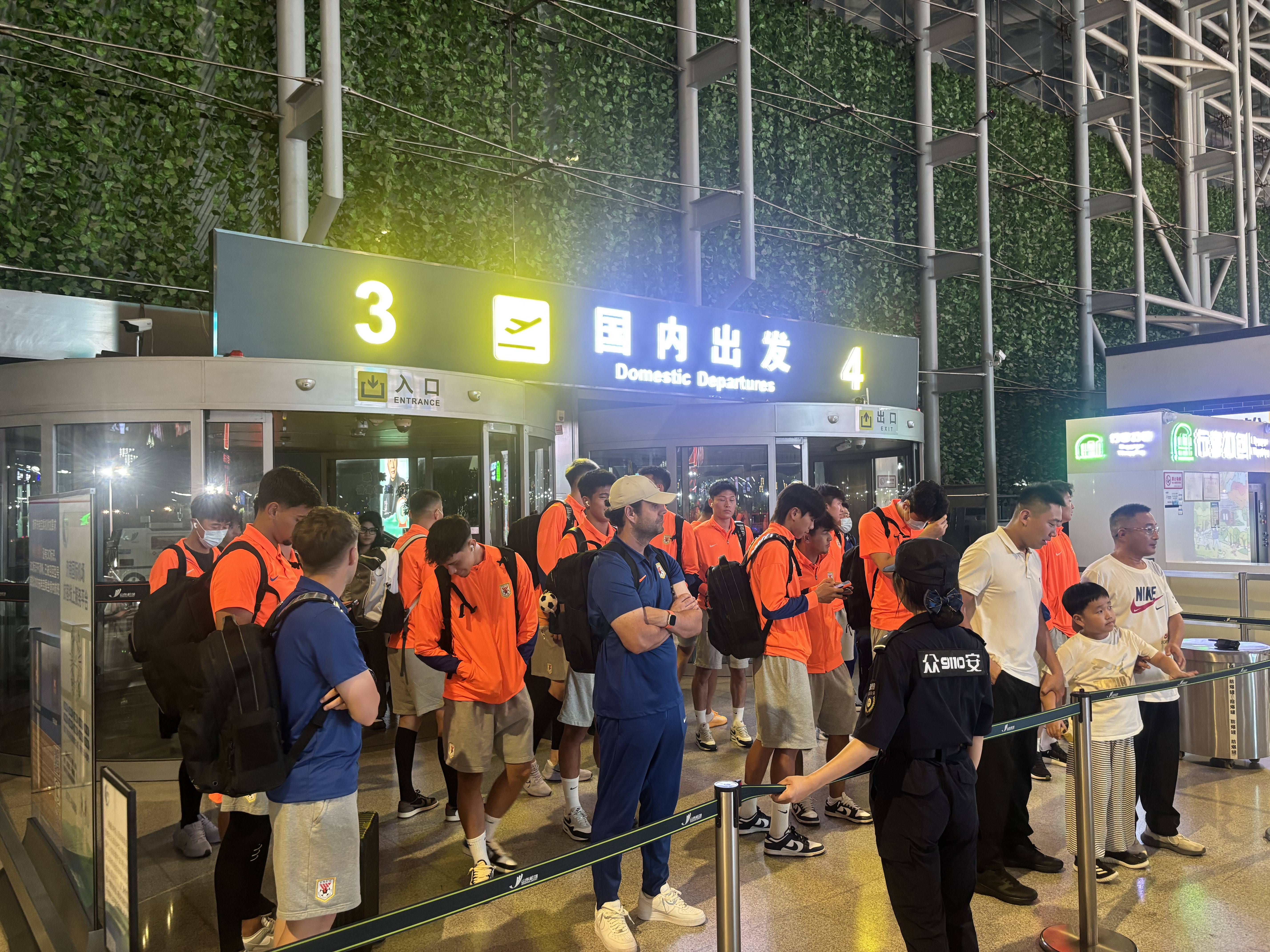美国这一地区两大机场超1800个航班延误，数百个航班被取消！发生了什么？