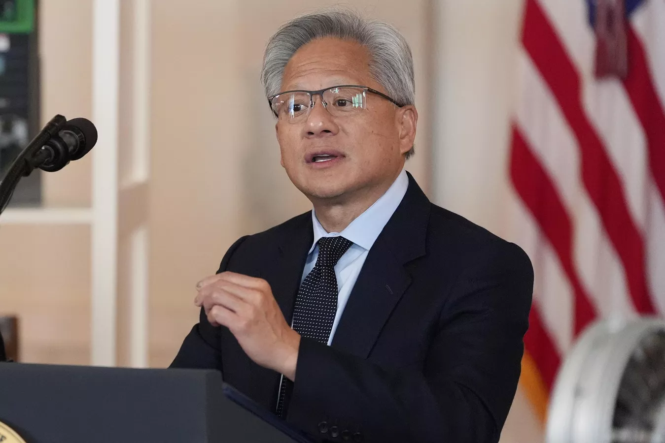 黄仁勋确认英伟达投资xAI？官方未置评，科技巨头加速结盟AI基建投资