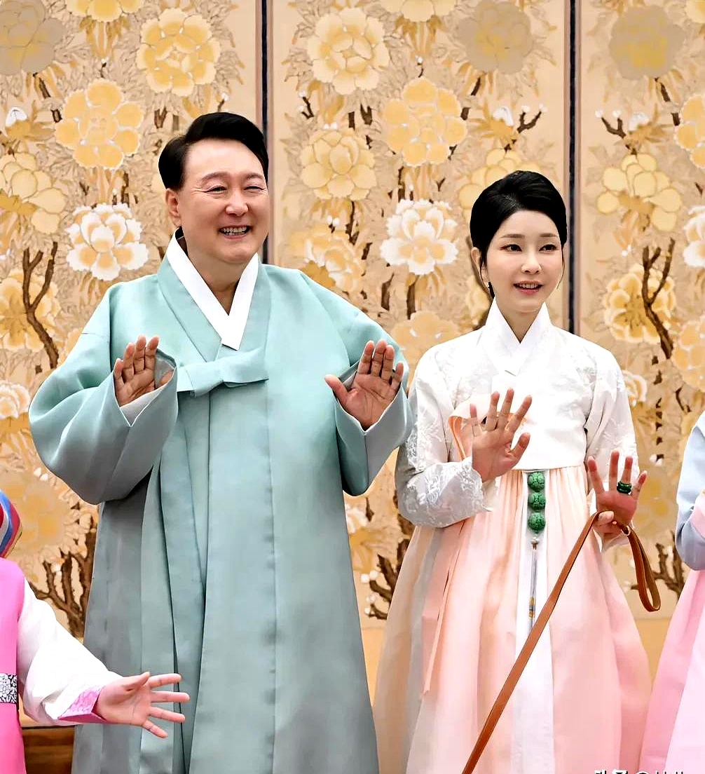 尹锡悦夫妇在牢房里过中秋：尹锡悦有排骨吃，金建希能喝牛肉汤，几乎顿顿都有泡菜