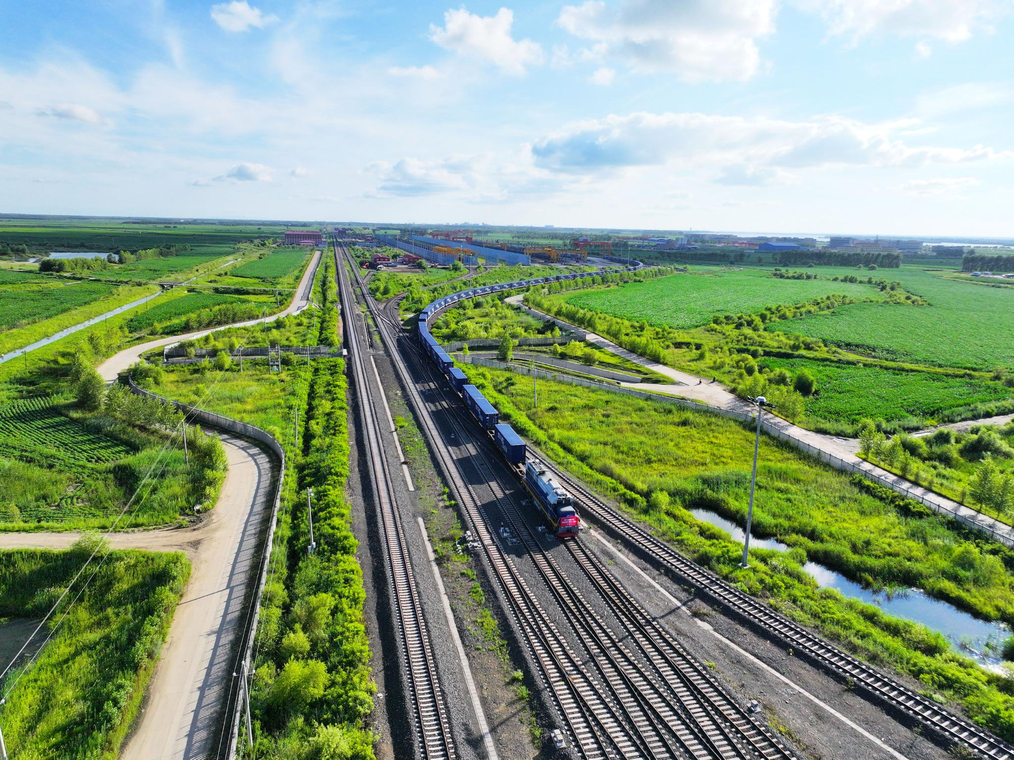 同江水运口岸首批铜精矿进口业务顺利启航