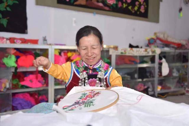 云南楚雄上半年彝绣产业产值逾7亿元