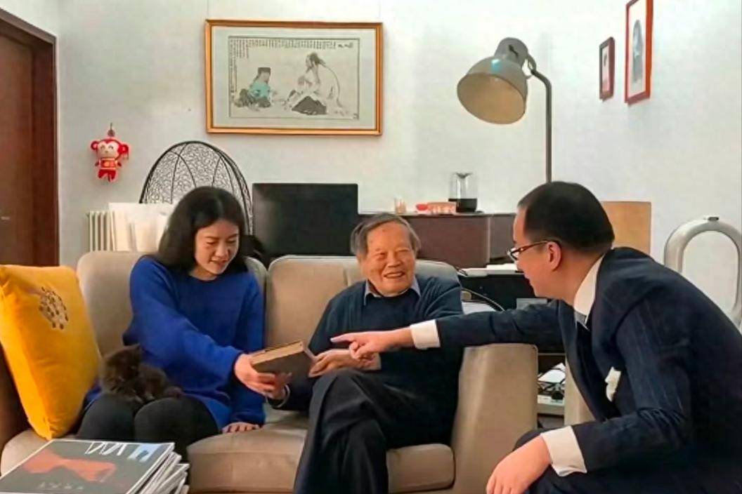杨振宁逝世，清华大学等高校官网变黑白