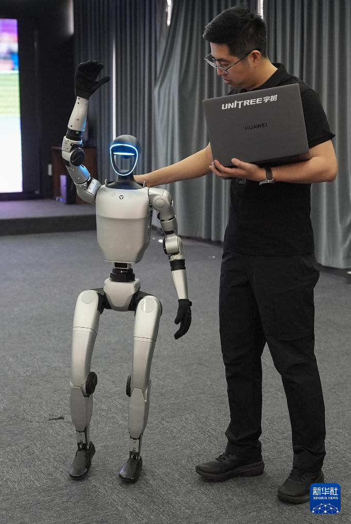 早知道：纳斯达克中国金龙指数涨2.39%；宇树科技最新机器人亮相