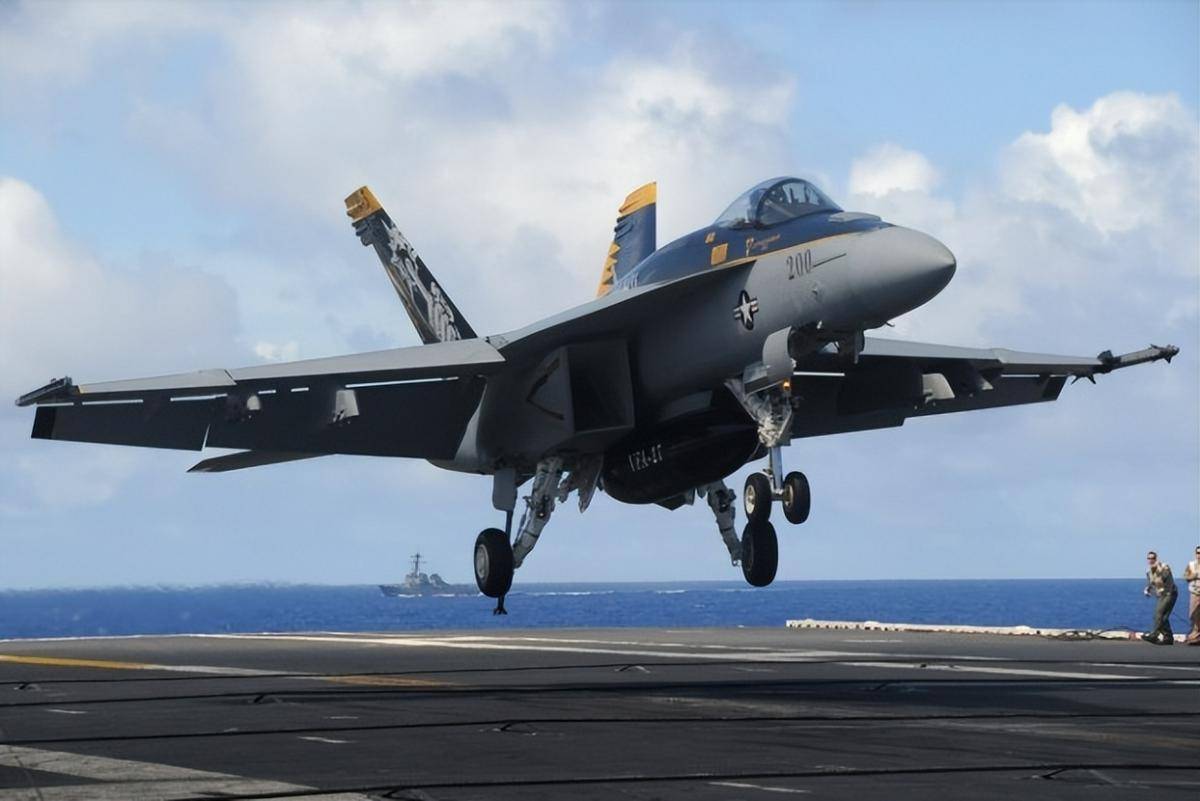 “大量外国船只在霍尔木兹海峡为防袭击挂五星红旗”，国防部回应：公道自在人心