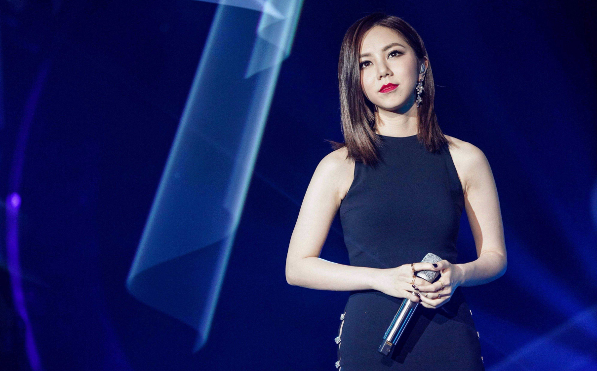 著名音乐人屠颖突发意外去世，齐豫紧急中止演唱会！作品《情书》《味道》《过火》等，网友：都是名曲