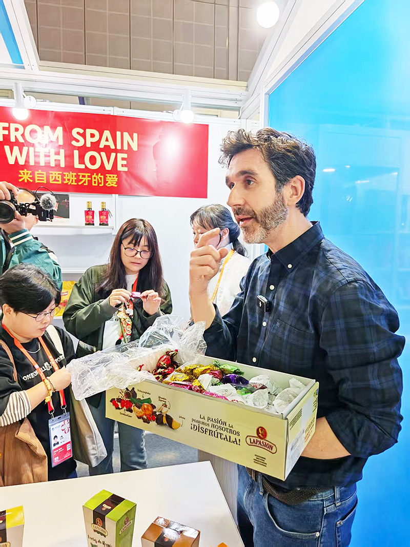 (第八届进博会)进博会国际展商“爱上”跨境直播