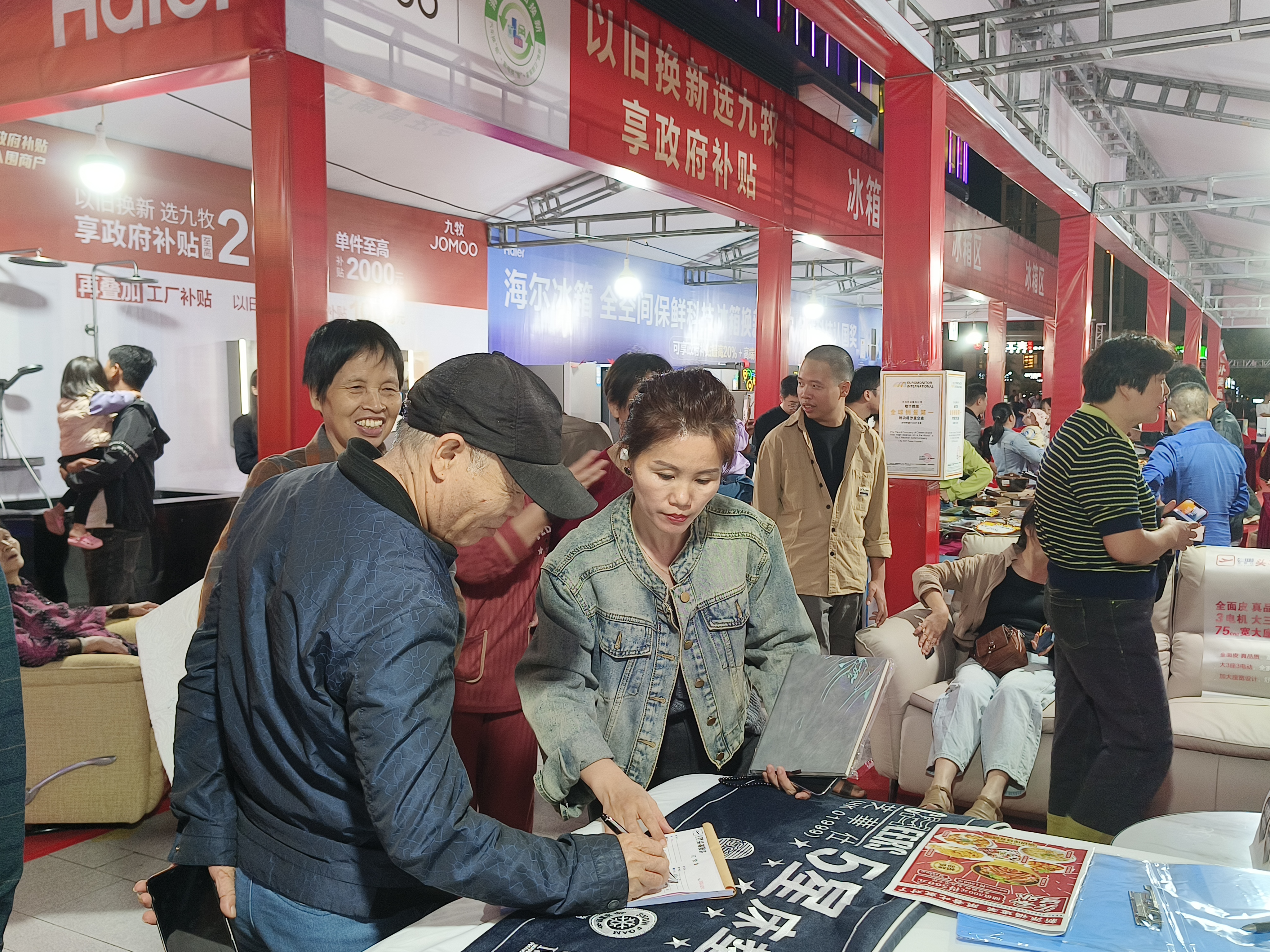 突然暴涨！新消费巨头，尾盘异动