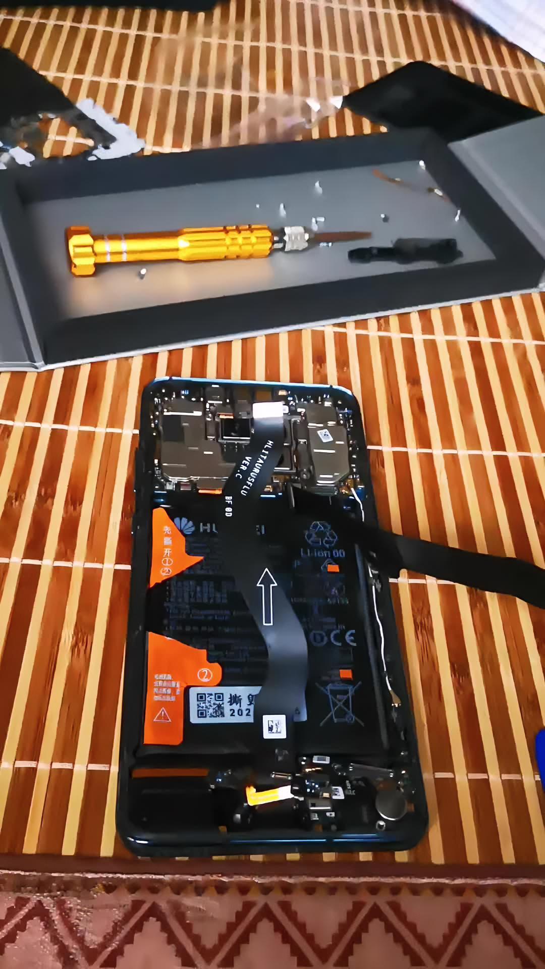 三星瑕疵屏幕引爆手机业“绿线门”，大厂售后按闹分配被吐槽