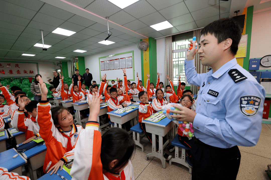大骗子郭伟如何当上“首席科学家”？校方：我们也是受害者！学生：他从未上过课，招生要求女生优先、有服从意识