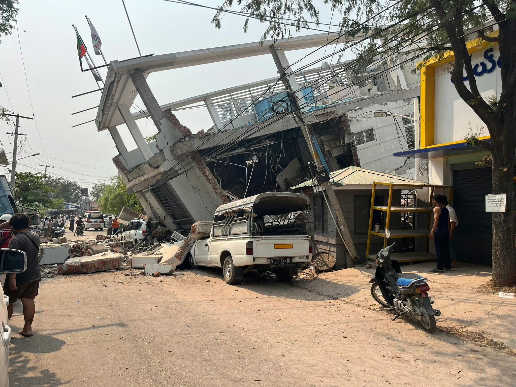 墨西哥一旅游巴士侧翻致27人伤亡