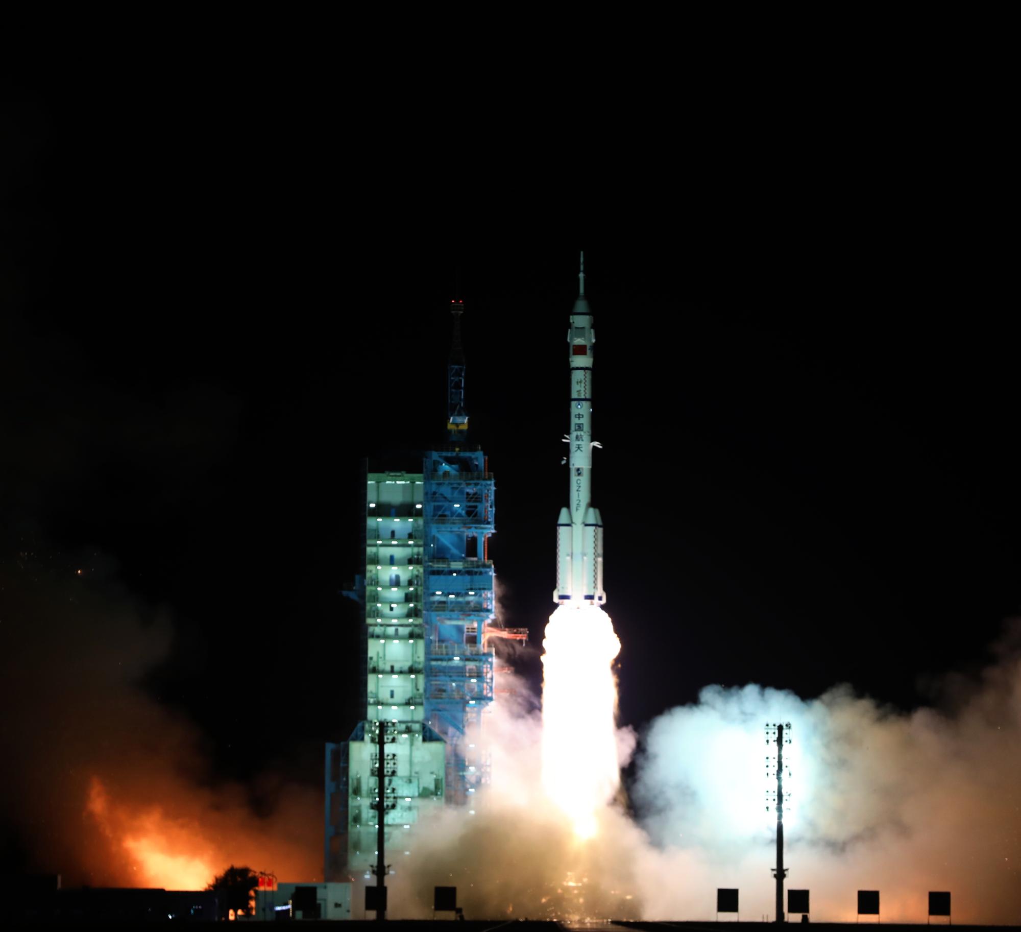 神舟二十二号飞船载货飞赴中国空间站 我国首次应急发射任务取得圆满成功